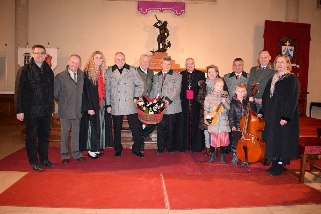 Die MilAk gibt den Advent-Ton an! V.l.n.r.: Martin Nowak (Organist), Obst i.R. Hugo Schuller (Mundartdichter) Marianne Semren (Presse), Friedrich Moser (Obmann), Obst i.R. Johann Machowetz (Gesamtorganisator), Michael Nowak (Chorleiter), GR Erika Buchinger, Andreas Scherer (Chor), Bgdr Karl Pronhagl (Kdt TherMilAk), Johanna Nowak-Taschwer mit Magdalena und Sebastian (Familienmusik).