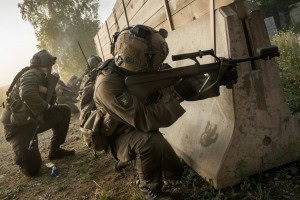 Berufsoffiziersanwärter im Angriff auf die Ortschaft Steinbach.
