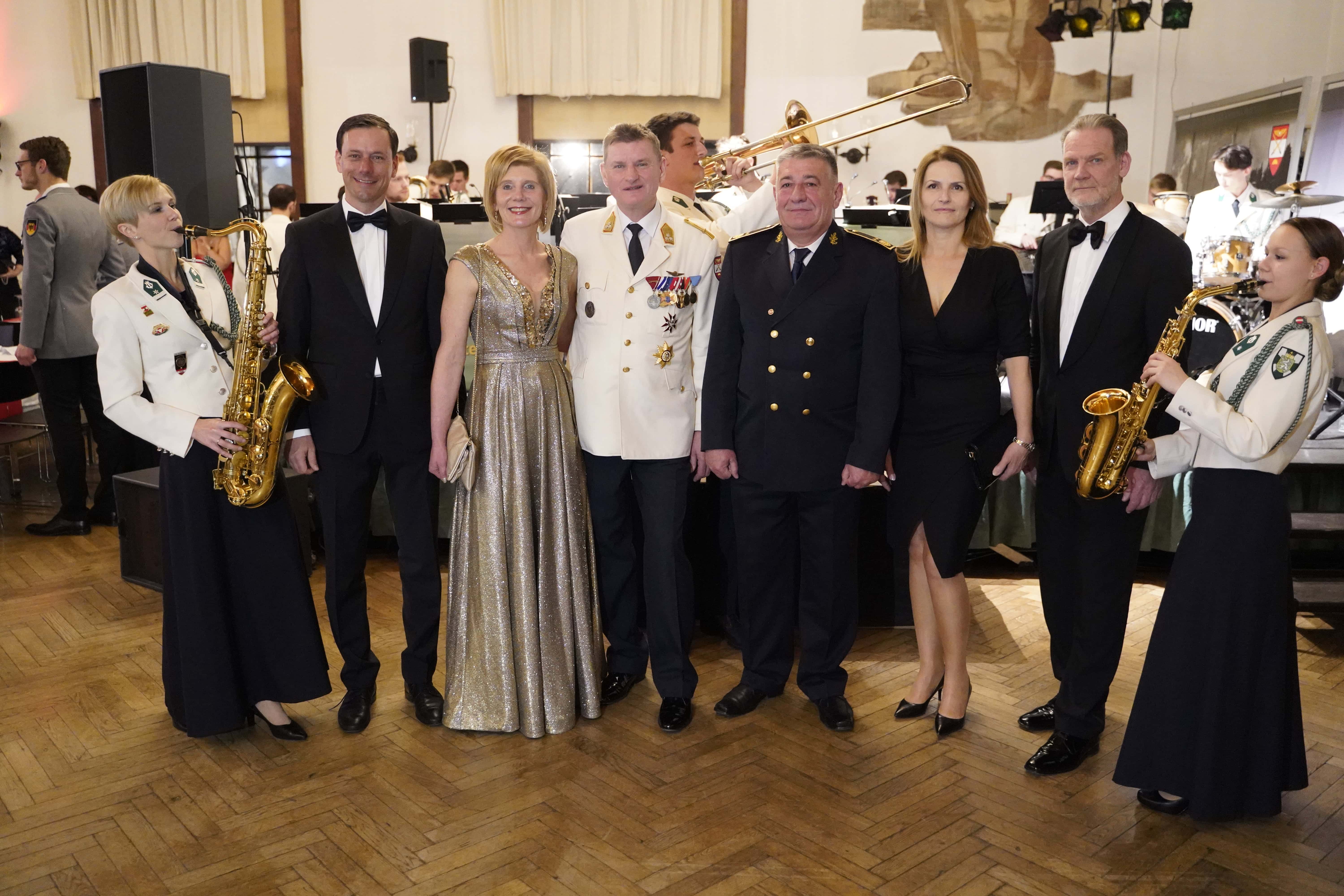 Graz officers invited to the dance