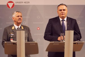 @Georg Mader Airchief Karl Gruber (links) und Verteidigungsminister Hans Peter Doskozil verkündeten 2017 das Ende der Eurofighter.