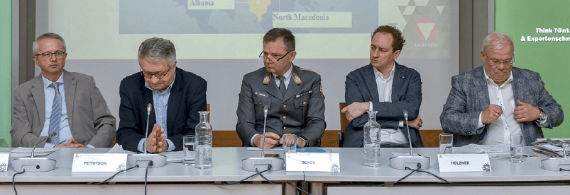 High-ranking visitor to the National Defense Academy