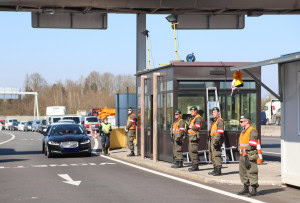 Soldaten unterstützen die Polizei.