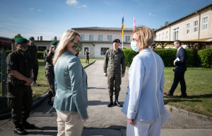 Ministerin Tanner und LH Mikl-Leitner, in der Mitte General Brieger.
