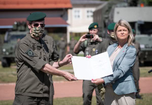 Ministerin Tanner und LH Mikl-Leitner, in der Mitte General Brieger.