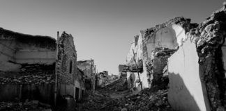 Islamischer Staat oder Krieg gegen den Terror 2.0 @Levi Clancy on Unsplash