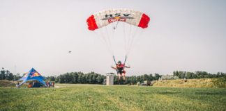Skydivers practicing: Good luck, good landing!