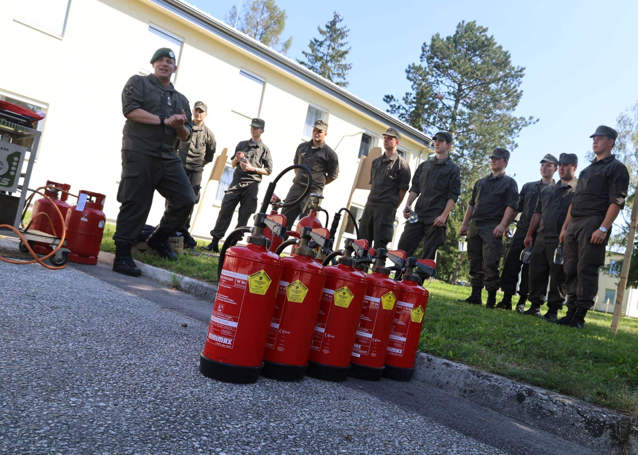 Practical instruction with fire extinguishers @Federal Army/Riedlsperger