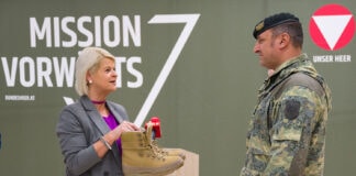 Verteidigungsministerin Tanner übergab Rukapol-Kampfstiefel @Bundesheer/Pusch