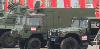 Russland: „Beute-Pinzgauer“ bei Siegesparade Pinzgauer mit Österreich-Flagge – ©Novosti