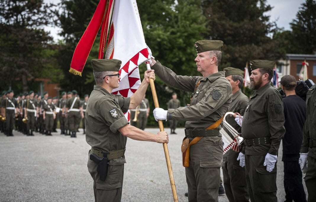 Kommandoübernahme bei der Luftraumüberwachung von Oberst Markus Kronreif an Brigadier Roman Hofer – ©Bundesheer/Karlovits