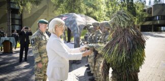Thales: Neue Soldatenfunkgeräte für das Bundesheer Verteidigungsministerin Klaudia Tanner übergibt neue Soldatenfunkgeräte – ©Bundesheer/Karlovits