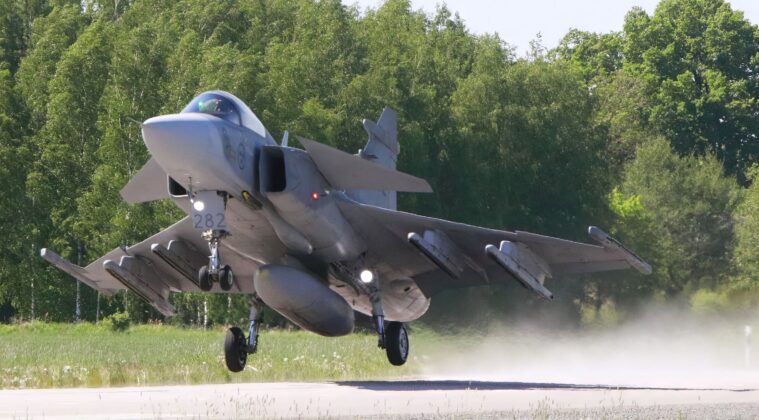 Gripen-Übung auf Straßenabschnitt – ©Georg Mader