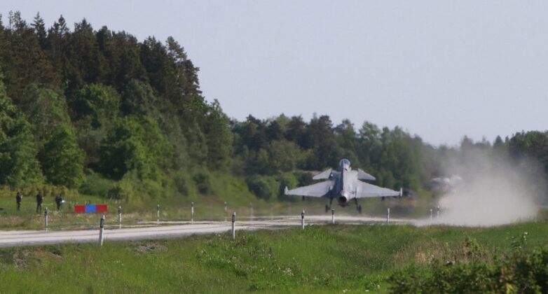 Gripen-Übung auf Straßenabschnitt – ©Georg Mader