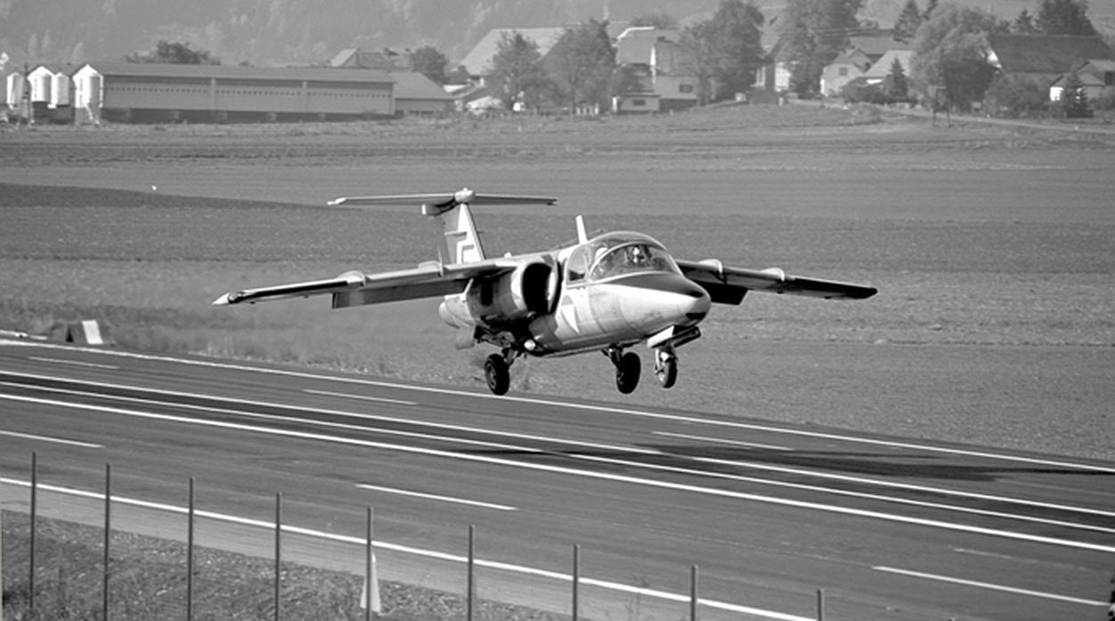 Saab 105 practicing road landing - ©Bundesheer Saab 105 practicing road landing - ©Bundesheer