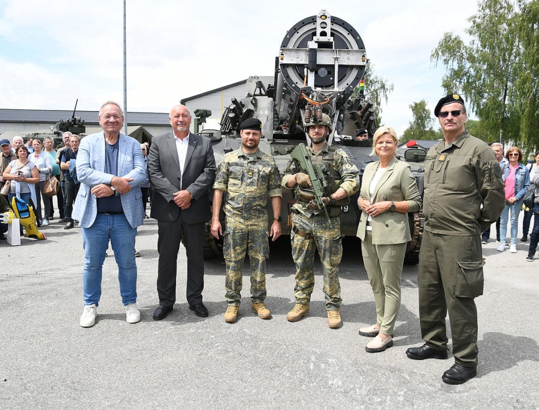 Verteidigungsministerin Klaudia Tanner und Brigadier Georg Kollmann von der Beschaffungs-Direktion gemeinsam mit Soldaten und Firmenvertretern bei der Übergabe des neuen M109-Simulators und der neuen Nightfighter-Version des Sturmgewehrs 77 – ©Patrick Huber