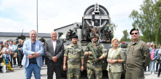 Bundesheer erhält M109-Simulatoren und Nightfighter-StG Verteidigungsministerin Klaudia Tanner und Brigadier Georg Kollmann von der Beschaffungs-Direktion gemeinsam mit Soldaten und Firmenvertretern bei der Übergabe des neuen M109-Simulators und der neuen Nightfighter-Version des Sturmgewehrs 77 – ©Patrick Huber