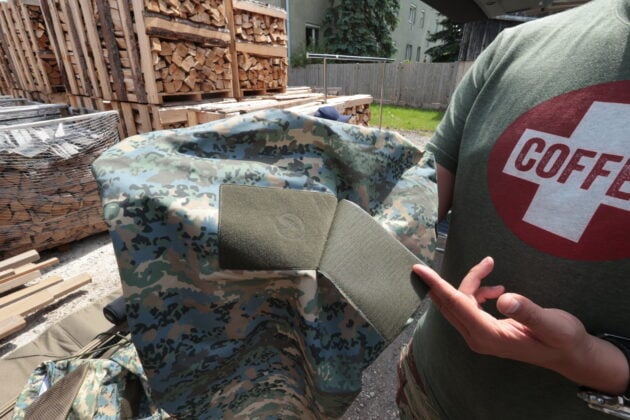 Auch die Klettfl&auml;che vom Rucksack-&Uuml;berzug ist getarnt. Klug! &copy;Milit&auml;r Aktuell/Bendl