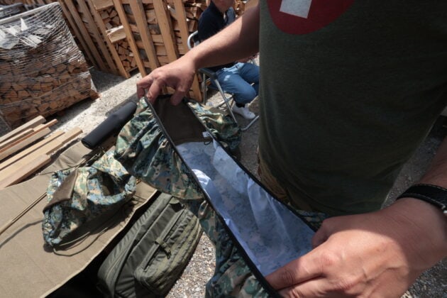 Der robuste Rucksack-&Uuml;berzug eignet sich auch zum schnellen Aufnehmen oder Sammeln von Gegenst&auml;nden. &copy;Milit&auml;r Aktuell/Bendl