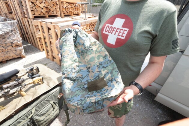 Das neue &bdquo;Turnsackerl&ldquo; von Steinadler im Austro-Tan kommt mit Innenbeutel. &copy;Milit&auml;r Aktuell/Bendl