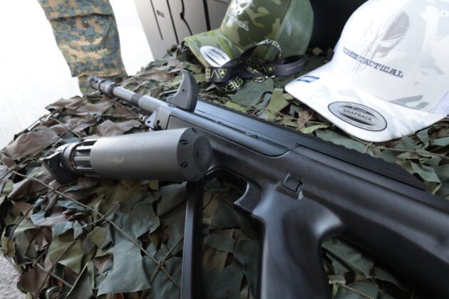 Ein Steyr AUG mit Carbonschaft von FBT und eigenem Schalld&auml;mpfer. &copy;Milit&auml;r Aktuell/Bendl