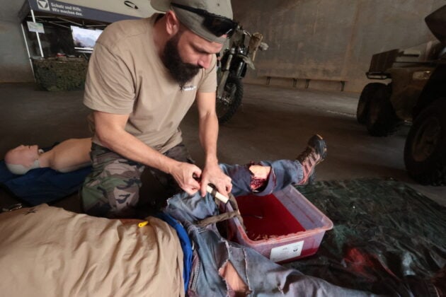 Johannes Kouba bei der Arbeit mit einer Tourniquet-Notl&ouml;sung. &copy;Milit&auml;r Aktuell/Bendl