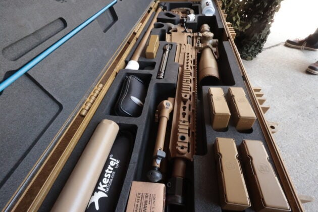 In der milit&auml;rischen Ausf&uuml;hrung kommt das AXSR mit voll ausgestattetem Zubeh&ouml;r-Koffer. &copy;Milit&auml;r Aktuell/Bendl