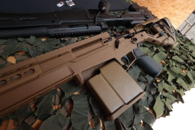 In ung&uuml;nstigen Lagen l&auml;sst sich das Magazin des AXSR von Accuracy International auch seitlich zuf&uuml;hren. &copy;Milit&auml;r Aktuell/Bendl