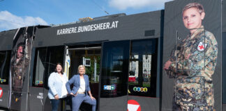 Bundesheer-Straßenbahn in Wien vorgestellt Verteidigungsministerin Klaudia Tanner und Wiens Vizebürgermeisterin Kathrin Gaál präsentieren die erste „Bundesheer-Bim” – ©Bundesheer/Pusch