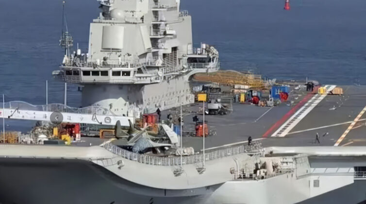 Chinesischer Flugzeugtr&auml;ger CV16 &bdquo;Liaoning&rdquo; &ndash; &copy;Archiv