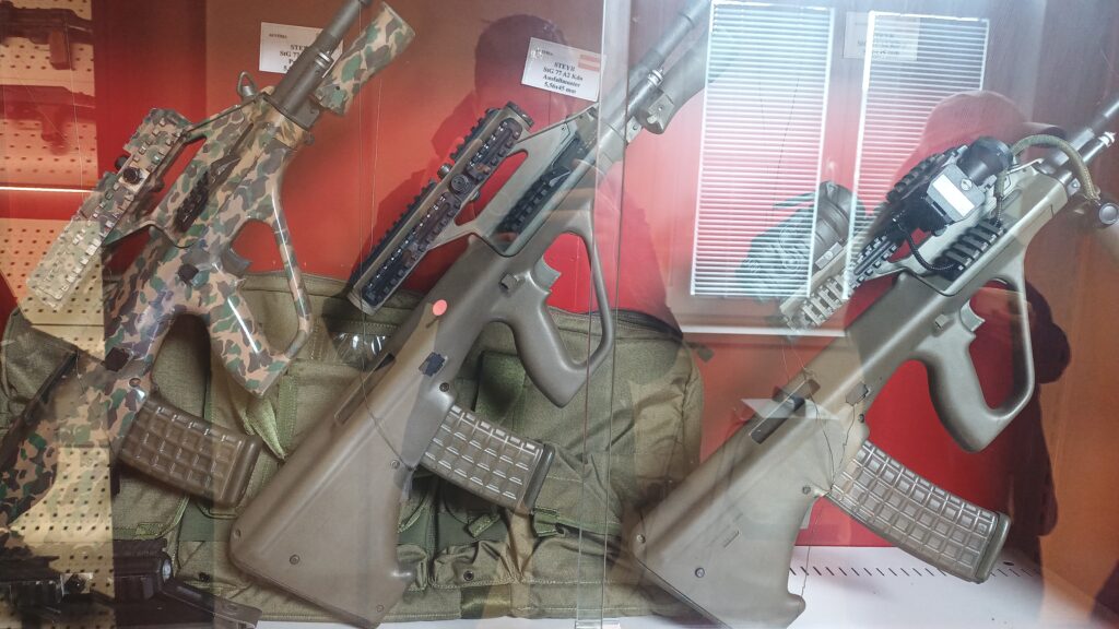 Prototypen und besondere Ausführungen der StG 77-Kdo-Modellreihe in der Referenzwaffensammlung am Schießplatz im Steinfeld. ©Militär Aktuell/Bendl
