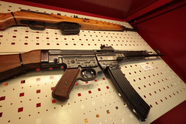 Im Vortrag von Ingo Wieser wurde das Sturmgewehr 44 als &bdquo;Vater&rdquo; f&uuml;r so manche moderne Sturmgewehr-Konzepte genannt. In der Referenzwaffensammlung am Schie&szlig;platz im Steinfeld haben wir auch dieses historische Gewehr ausfindig gemacht. &copy;Milit&auml;r Aktuell/Bendl