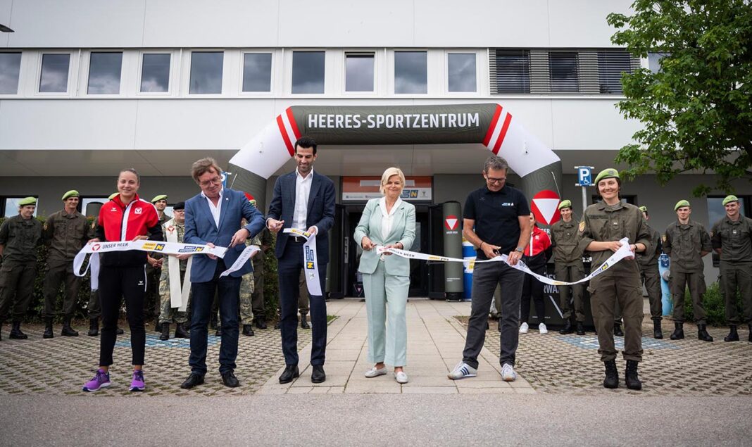 Verteidigungsministerin Klaudia Tanner bei der Eröffnung des neuen Heeres-Sportleistungszentrums in St. Pölten – ©Bundesheer/Karlovits