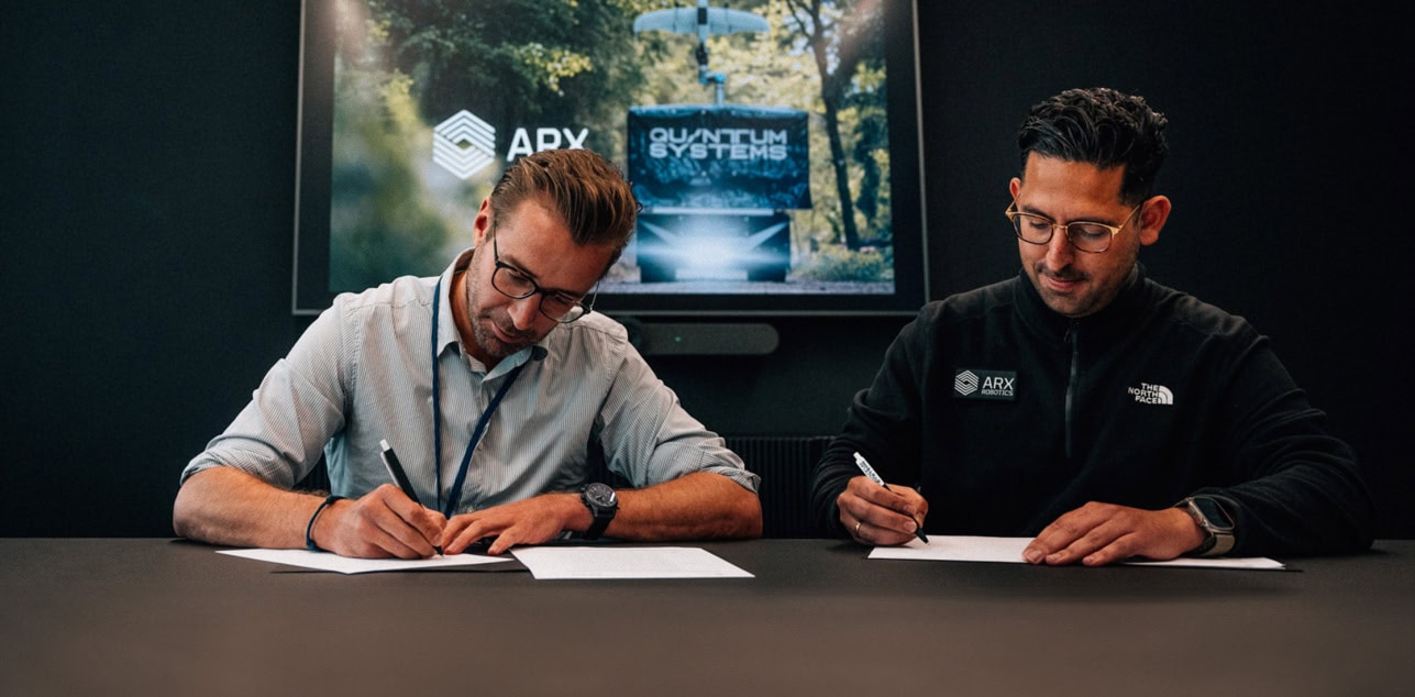 Florian Seibel and Marc Wietfeld sign the cooperation agreement - ©Quantum Systems Florian Seibel and Marc Wietfeld sign the cooperation agreement - ©Quantum Systems