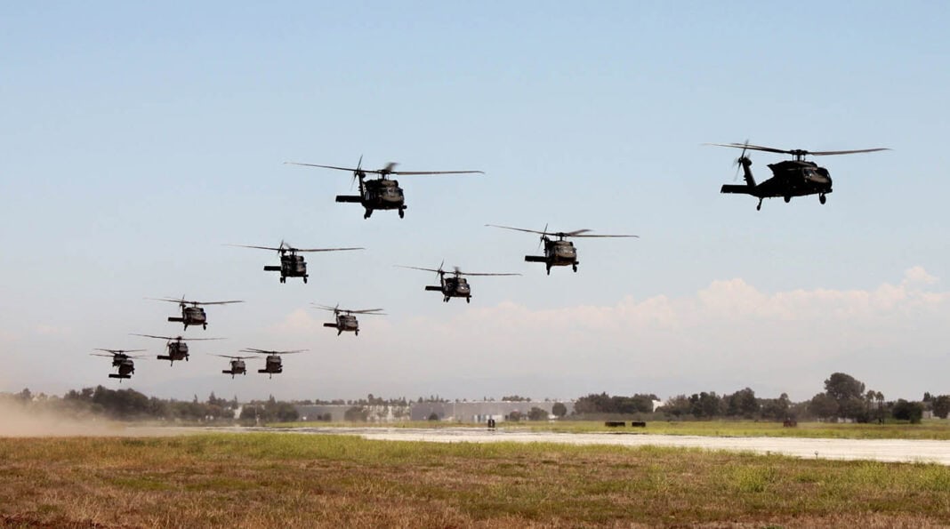 Zwölf UH-60M Black Hawk – ©US DoD/ Army Col. Richard Lalor