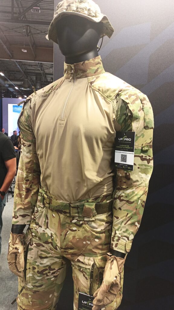 Das neue Uf Pro Striker TT-Combat Shirt mit dem Striker Gen. 3 Boonie Hat bei der Eurosatory 2024. ©Militär Aktuell/Bendl