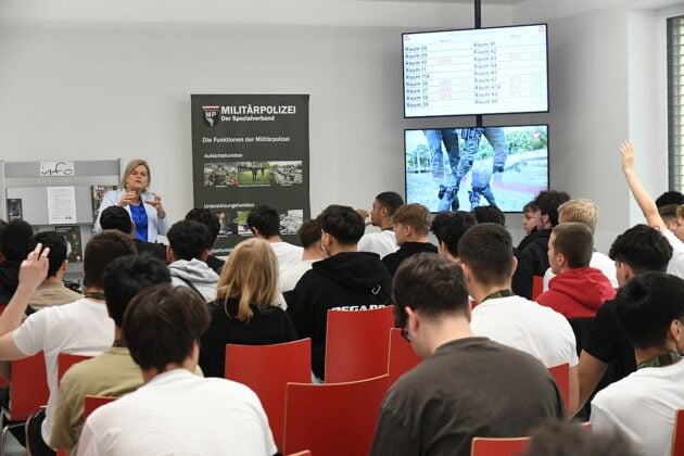 Verteidigungsministerin Klaudia Tanner im Gespr&auml;ch mit Stellungspflichtigen &ndash; &copy;Patrick Huber