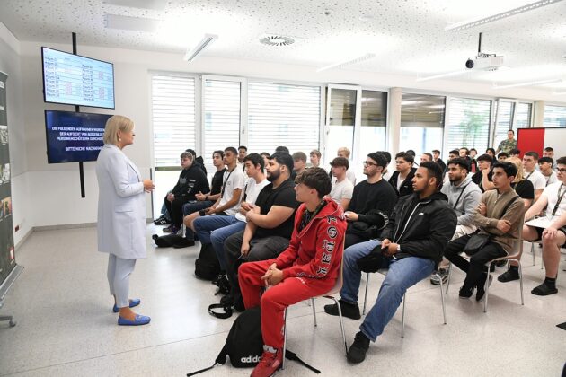 Verteidigungsministerin Klaudia Tanner im Gespr&auml;ch mit Stellungspflichtigen &ndash; &copy;Patrick Huber