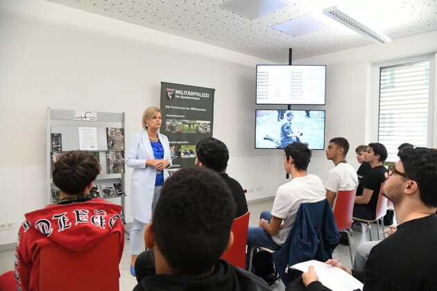 Verteidigungsministerin Klaudia Tanner im Gespr&auml;ch mit Stellungspflichtigen &ndash; &copy;Patrick Huber