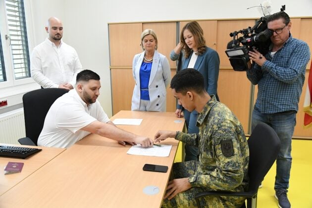 Verteidigungsministerin Klaudia Tanner in der Stellungsstra&szlig;e Wien &ndash; &copy;Patrick Huber