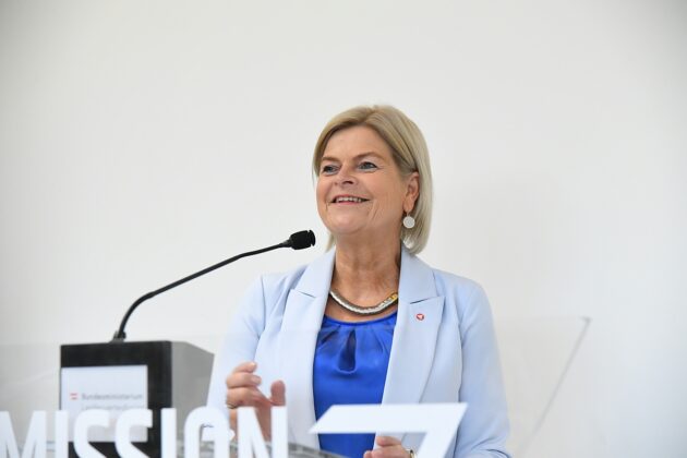 Verteidigungsministerin Klaudia Tanner in der Stellungsstra&szlig;e Wien &ndash; &copy;Patrick Huber