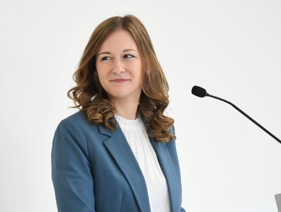 Staatssekret&auml;rin Cluadia Plakolm in der Stellungsstra&szlig;e Wien &ndash; &copy;Patrick Huber