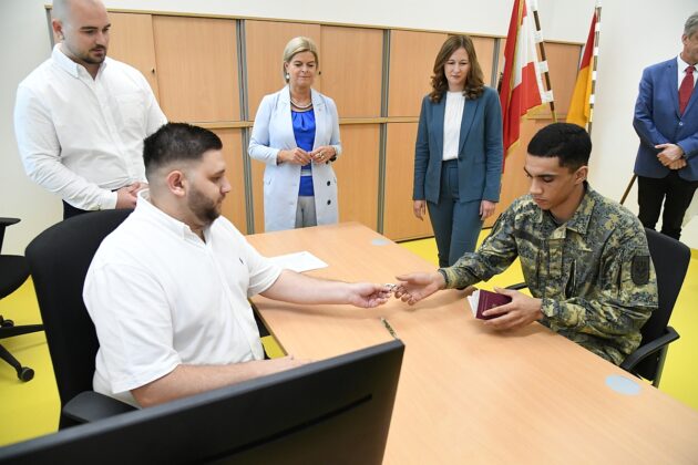 Verteidigungsministerin Klaudia Tanner in der Stellungsstra&szlig;e Wien &ndash; &copy;Patrick Huber