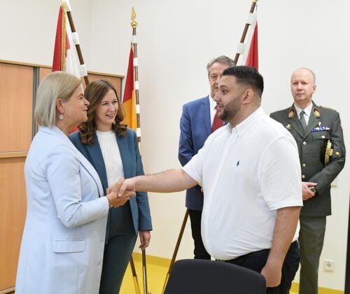 Verteidigungsministerin Klaudia Tanner in der Stellungsstra&szlig;e Wien &ndash; &copy;Patrick Huber