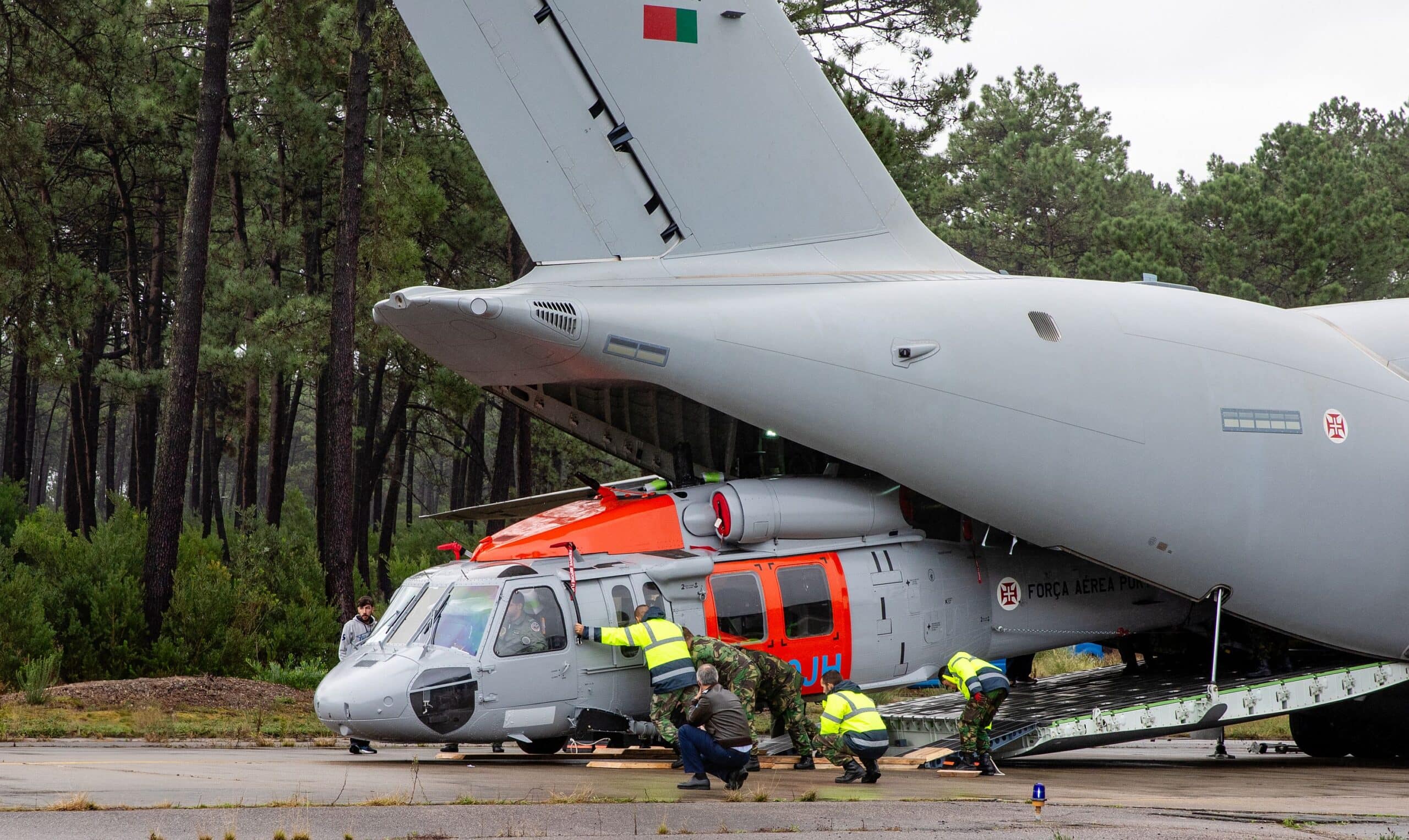 Austrian Armed Forces: Embraer procurement moves closer Black Hawk loading into C-390M transport aircraft - ©Embraer