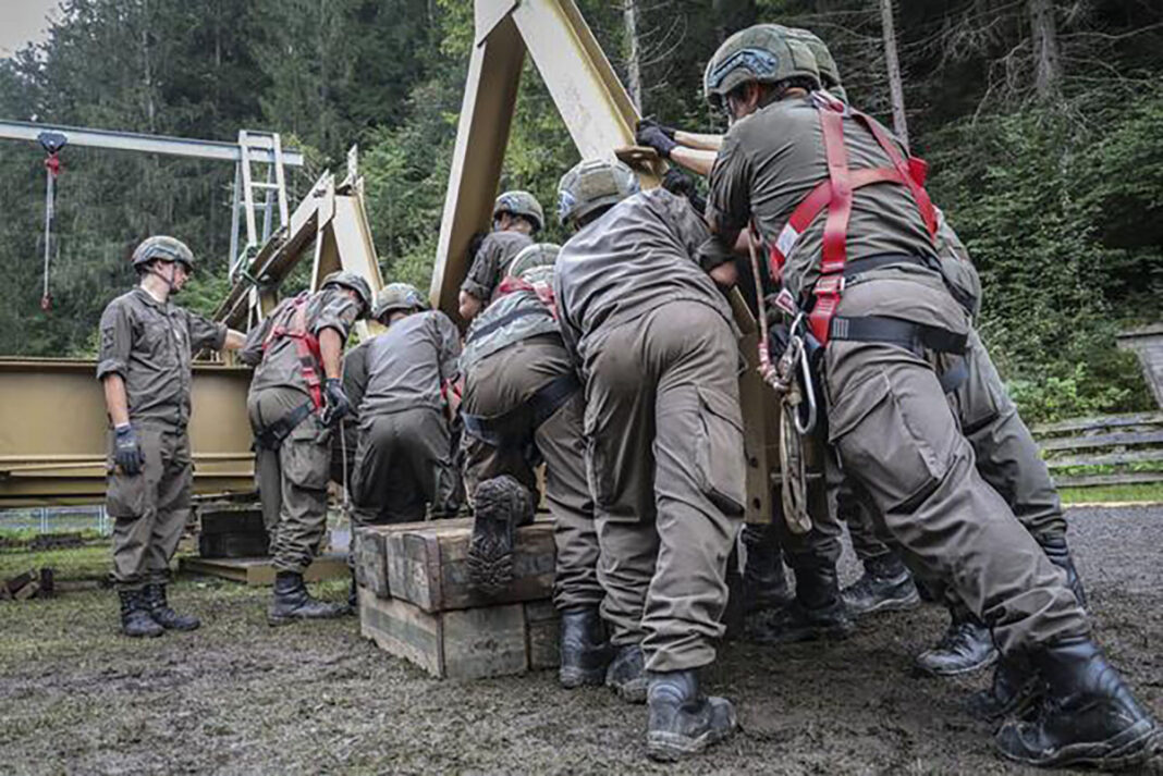 Bundesheer-Soldaten bauen Behelfsbrücke – ©Bundesheer/Hörl
