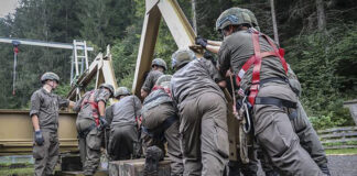 Assistenzeinsatz: Bundesheer hilft nach Unwettern Bundesheer-Soldaten bauen Behelfsbrücke – ©Bundesheer/Hörl