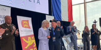 80 Jahre D-Day: US-Veteranen zurück in der Normandie Brigitte Macron mit WWII-Veteran Neil McCallum – ©Delta Air Lines