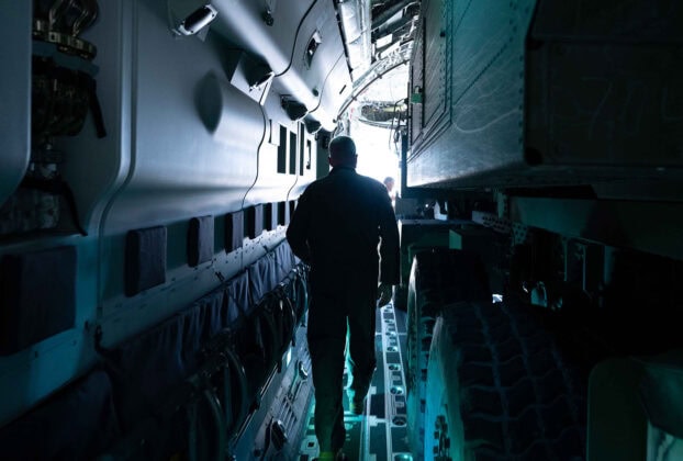 Verladung eines HIMARS in eine C-390M von Embraer_c_U.S. Air Force photo by Airman 1st Class Dylan Myers