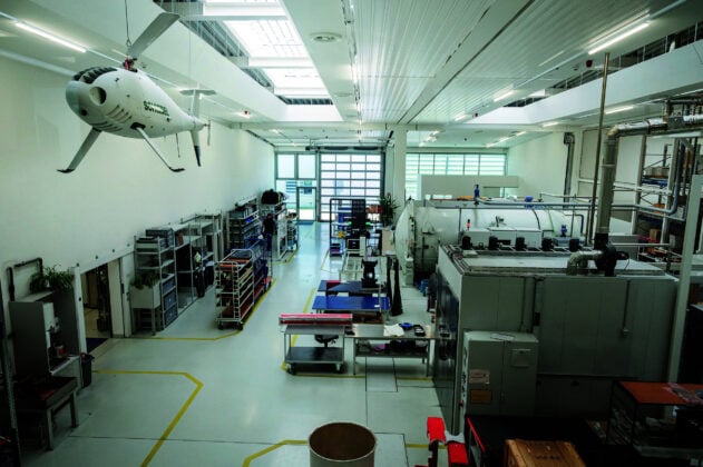 Blick in die Produktion bei Schiebel - @Schiebel