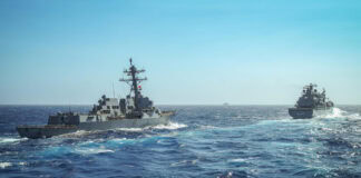 RIMPAC: Weltgrößtes maritimes Manöver gestartet Der US-amerikanische Zerstörer USS Gridley führt Anläufe für ein RAS-Manöver mit dem Einsatzgruppenversorger A 1412 Frankfurt am Main durch – ©Bundeswehr/Theska